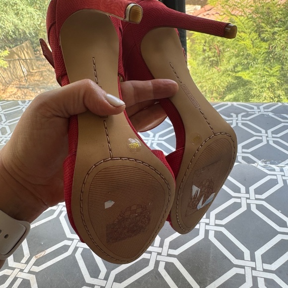 Women’s cherry red Vince Camuto heels - Picture 4 of 4